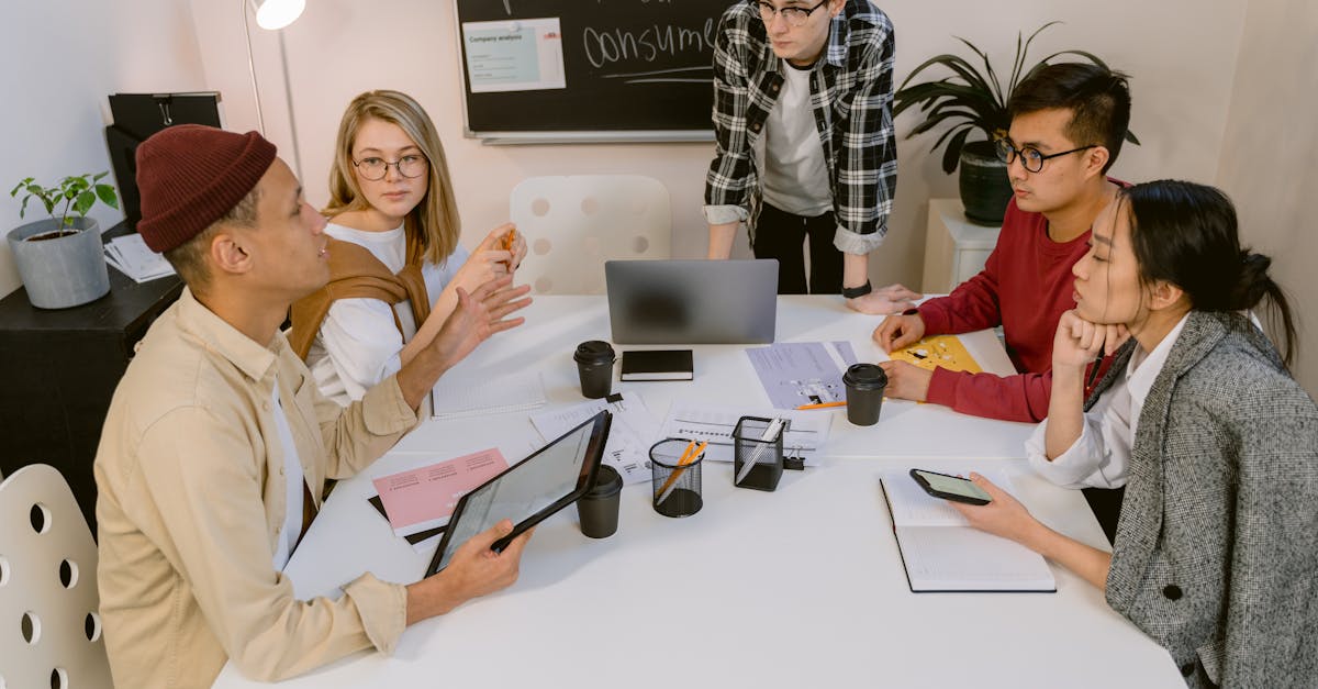 在开发游戏时如何更好地预防和防范技术支持攻击?